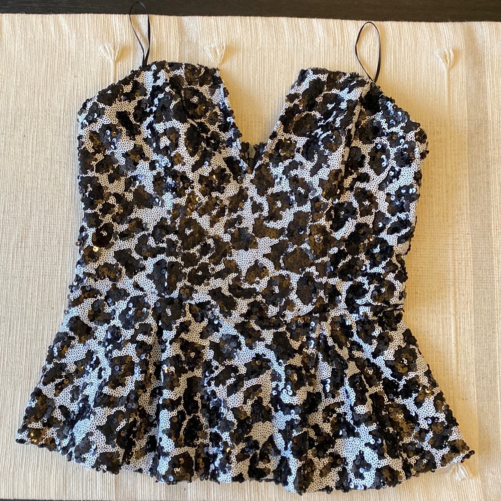 Guess sequin Strapless peplum Shirt. Color white and black size small